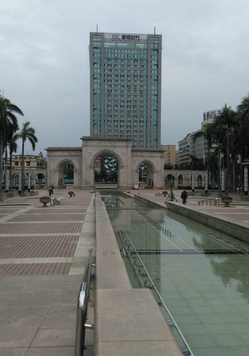 Maoming茂名市一個摩托車飛奔的城市